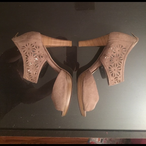 Laser cut detail taupe peep toe sandals - Picture 3 of 8